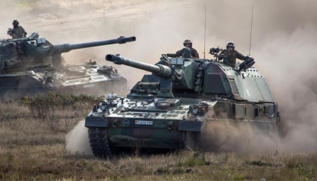 Німеччина передасть Україні гаубиці PzH 2000 і навчить військових ними користуватись