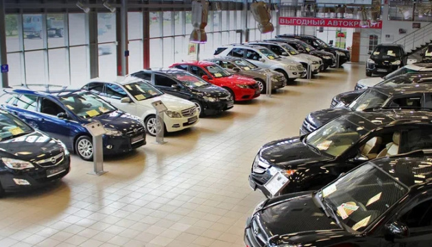 У рф продаж легкових автомобілів у квітні обвалився майже втричі