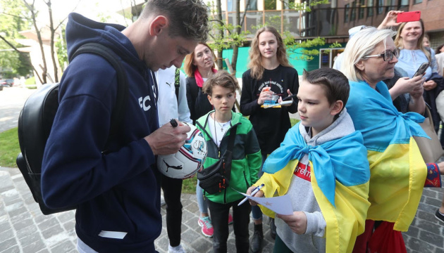 Динамівці зустрілися з українськими біженцями перед матчем у Швейцарії