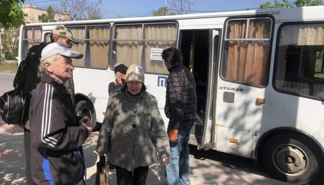 На Луганщині евакуаційне авто потрапило під ворожий обстріл