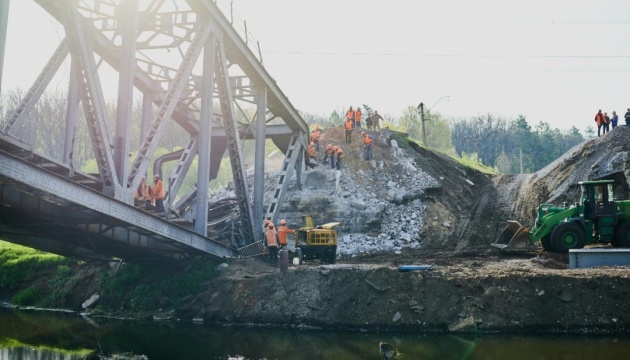 Укравтодор забезпечив проїзд 31 тимчасовою переправою біля зруйнованих мостів