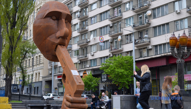 У Києві встановили тимчасову скульптуру «Zaстрелись», присвячену путіну