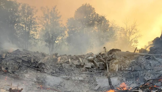 На Луганщині росіяни скинули авіабомбу на школу, в якій ховалися близько 90 осіб