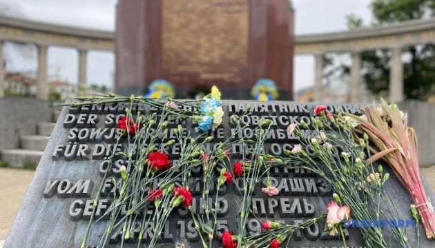 Українські дипломати у Відні вшанували пам'ять загиблих у Другій світовій війні українців