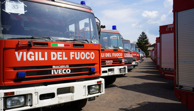 Італія передала українським рятувальникам 45 пожежних авто, їх доправили на Закарпаття