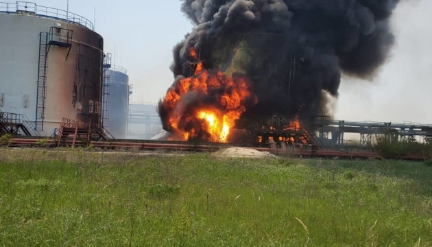 Una refinería de petróleo incendiada tras el bombardeo en la región de Lugansk, hay amenaza de explosión
