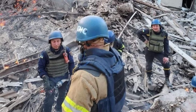 У Харкові з-під завалів зруйнованого загарбниками будинку врятували чоловіка