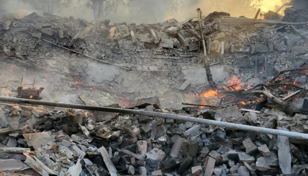 Наразі немає можливості дістати 60 людей з-під розбомбленої школи в Білогорівці – Гайдай