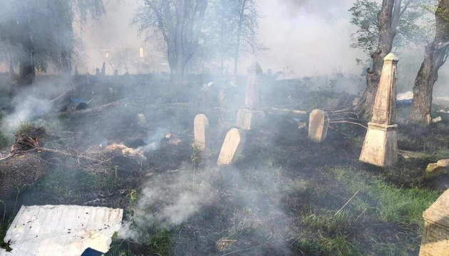 Захватчики разбомбили еврейское кладбище в Глухове