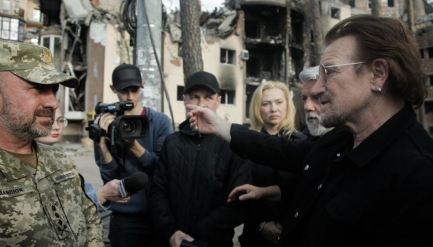 Глава Київської ОВА показав гурту U2 зруйновані житлові комплекси Ірпеня та Бучі
