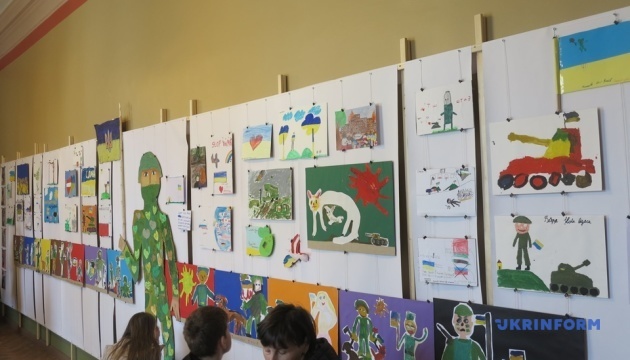 У Ризі відкрили виставку малюнків дітей з України