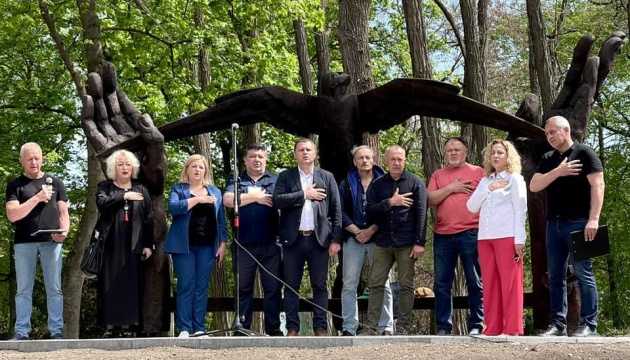 У Кам'янці-Подільському відкрили скульптуру «Закрите небо»