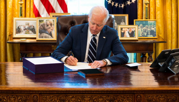 Biden signs Ukraine lend-lease act into law