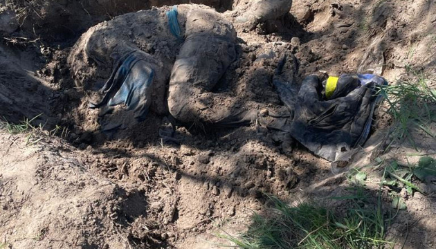 キーウ州マカリウにてロシア兵に殺された民間人３名の遺体発見