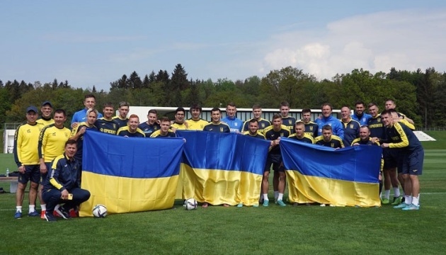 Футболісти збірної України вирушають на матч проти «Боруссії»