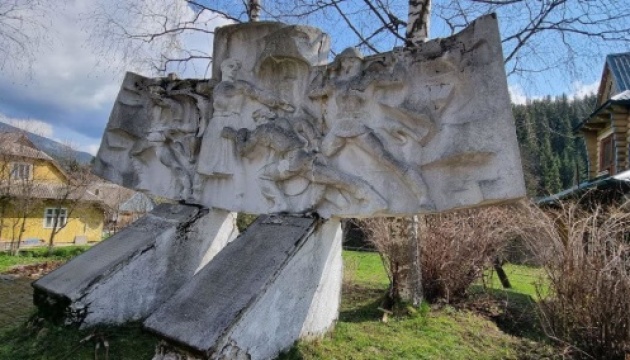 У Карпатах демонтували пам’ятник радянським солдатам