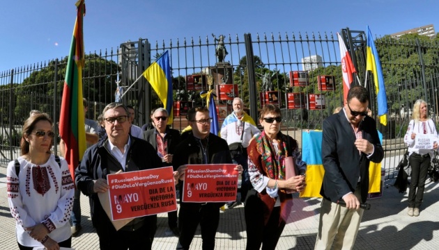 Українська громада влаштувала маніфестацію під посольством рф в Аргентині