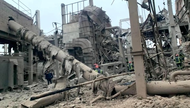 На розбомбленій росіянами Охтирській ТЕЦ досі розбирають зруйновані конструкції – ОП