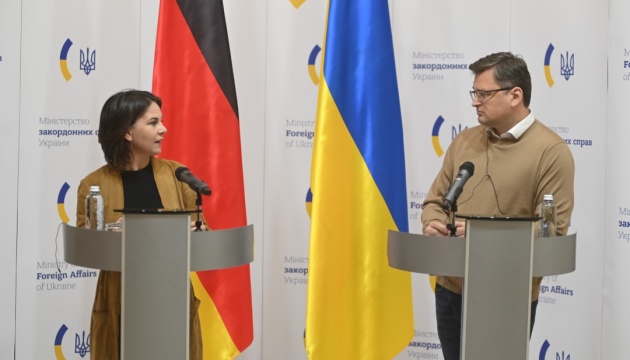 Kuleba und Baerbock erörtern schwere Lage in Donbass, Sanktionen und EU-Kandidatenstatus für Kyjiw