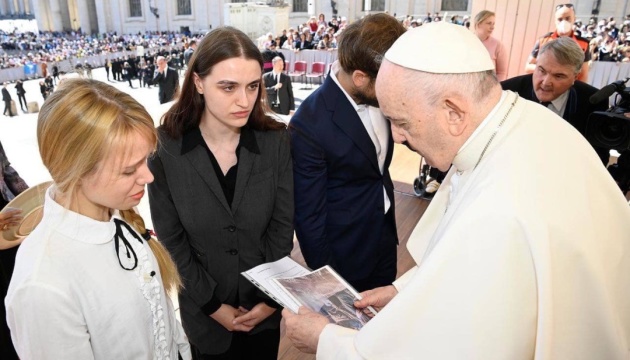 Папа Франциск зустрівся з дружинами захисників «Азовсталі»