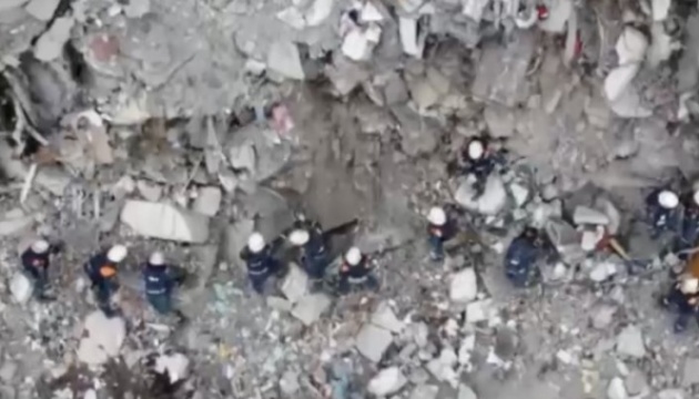 У Маріуполі російські «рятувальники» мародерствують, розбираючи завали будинків