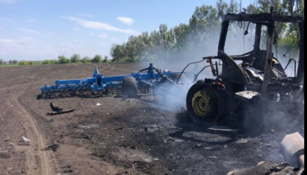 In Region Charkiw trifft eine Rakete einen Traktor auf dem Feld