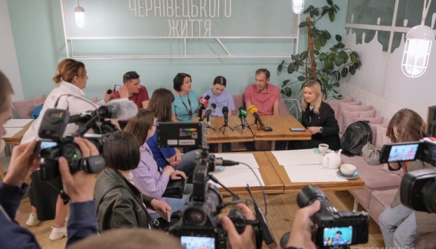 У Чернівцях записали в школу 12-річну Кіру з Маріуполя, яку незаконно вивезли в Донецьк