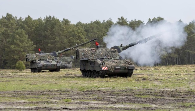 Українські військові вже навчаються управляти німецькими гаубицями – Bild