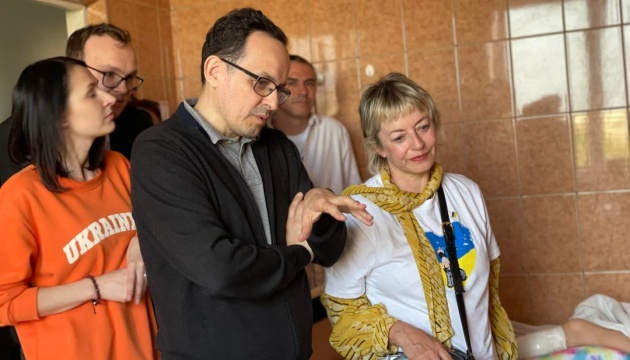 Star Wars executive producer visits children affected by Russian armed aggression at Lviv hospital