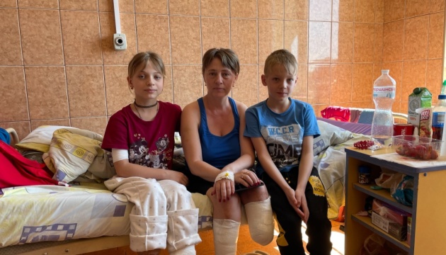 У лікарні Львова 11-річний хлопчик доглядає за рідними, які втратили ноги через обстріл Краматорська