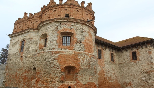 Замок князів Острозьких на Хмельниччині відкриває туристичний сезон