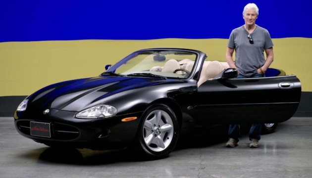 Річард Гір виставив на аукціон раритетне авто, аби допомогти українцям