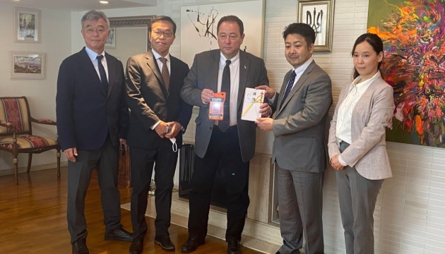 Японська компанія передала Україні 3000 ліхтариків, які працюють на солі і воді