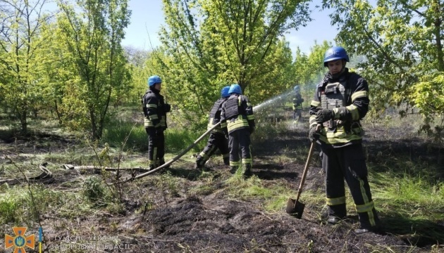 Rescuers extinguish fire caused by Russia’s missile strike on Khortytsia