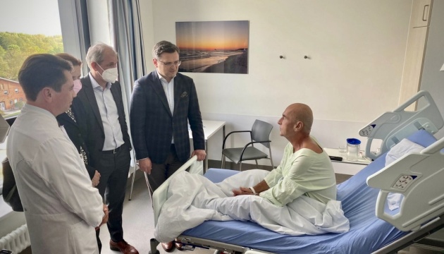 Кулеба відвідав німецький медичний центр, де лікують українських пацієнтів