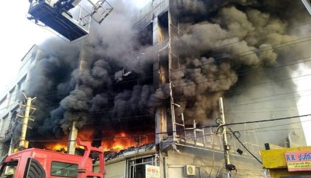 В Індії внаслідок пожежі в офісній будівлі загинули 27 людей