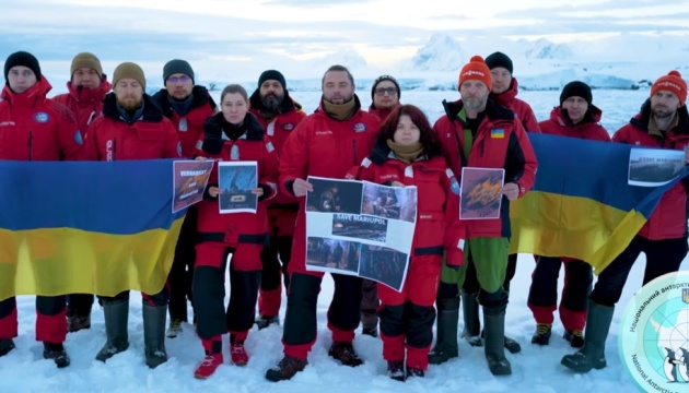 ウクライナの南極調査隊、マリウポリ防衛者への応援動画を公開