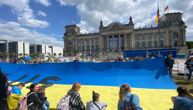 Перед Бундестагом розгорнули 30-метровий прапор України на підтримку захисників Маріуполя
