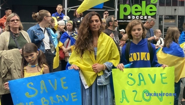 В Нью-Йорке участники акции требовали от международного сообщества спасти защитников Мариуполя
