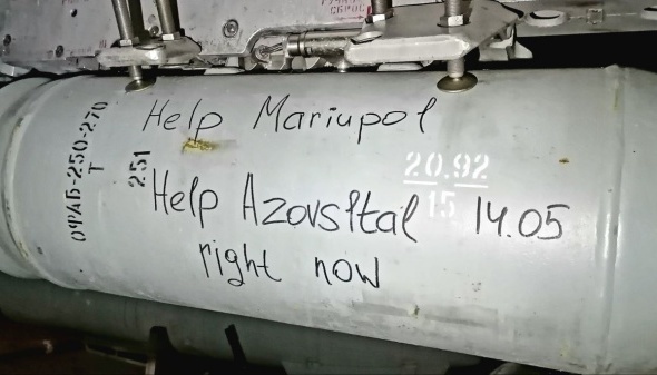 росіяни пишуть «Help Mariupol» на авіабомбах, які скидають на Азовсталь