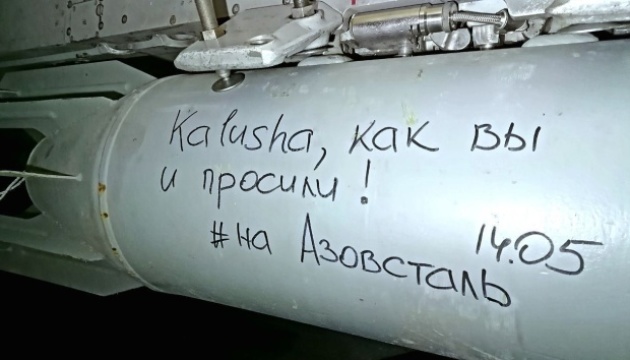 Nach ESC-Sieg der Ukraine: Russen schreiben zynisch „Help Mariupol“ auf Bomben, die sie auf Asowstahl abwerfen