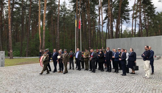 Ткаченко разом з дипломатами вшанували в Биківні пам'ять жертв сталінських репресій