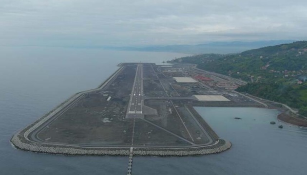 У Туреччині збудували аеропорт зі злітною смугою в Чорному морі