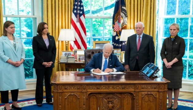 Le président Biden signe la loi sur une aide de 40 milliards de dollars pour l'Ukraine