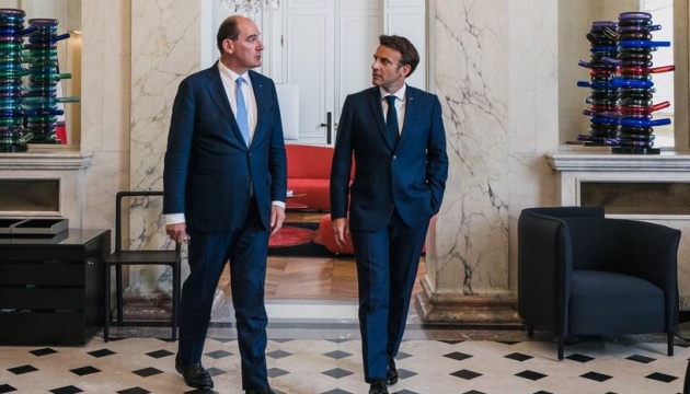 Макрон прийняв заяву про відставку уряду Франції
