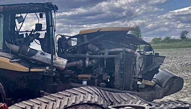 Traktorfahrer fährt auf russische Landmine