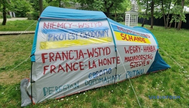 Як поляк голодує на підтримку України під посольствами Німеччини і Франції у Варшаві