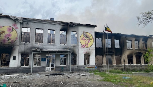 Tropas rusas destruyen una escuela en Avdíivka disparando con municiones de fósforo blanco