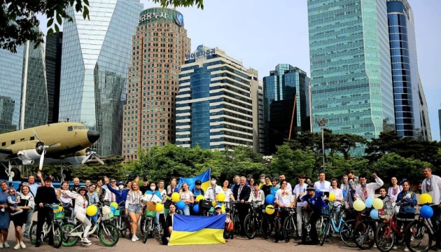 У Сеулі українці провели «Велозаїзд у вишиванках»