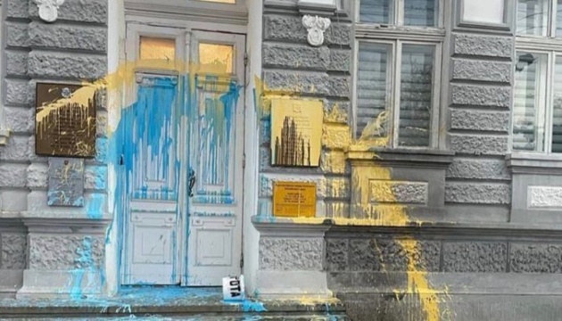 Облиті жовтою і блакитною фарбою двері адмінбудівлі у Криму розцінили як теракт